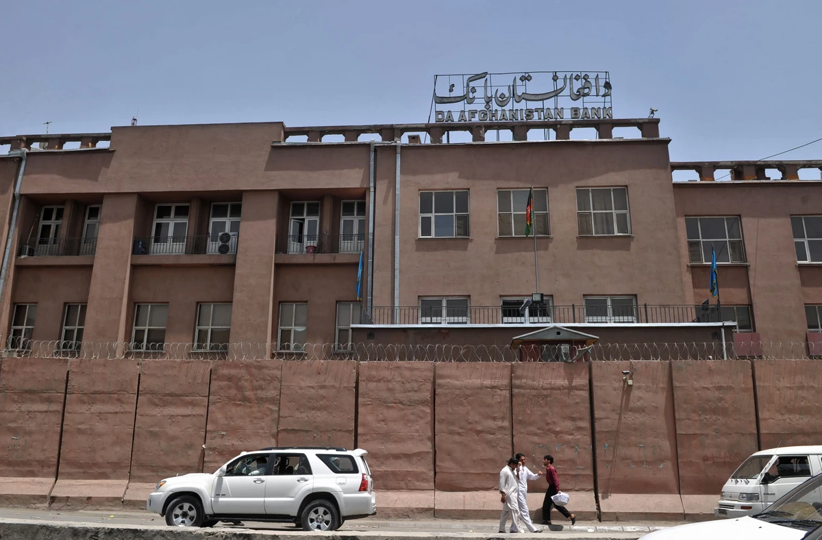Afghan men walk past Da Afghanistan Bank in Kabul on June 28, 2011. (AFP/ File)