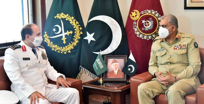 Pakistan's army chief General Qamar Javed Bajwa (R) speaks to Saudi Naval Forces Commander, General Fahad Bin Abdullah Al Ghofaily (L) in Rawalpindi on October 5, 2021. (APP Photo)