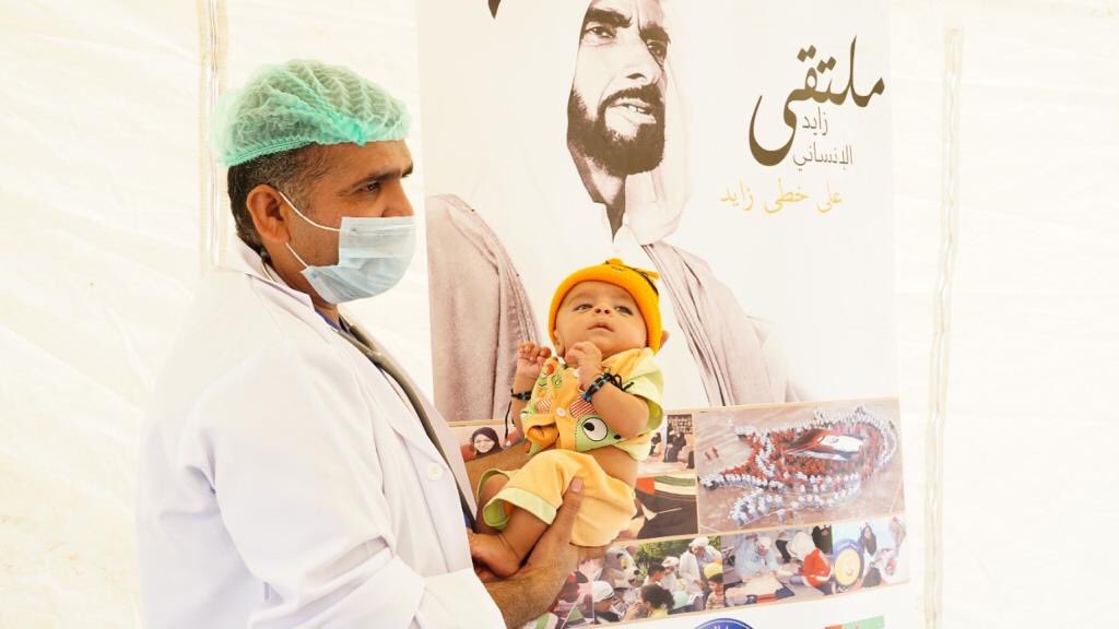 A health worker carries a baby ‘Emirates Humanitarian’ medical campaign in Pakistan’s southern Sindh province. (Photo courtesy: UAE Consulate-karachi)