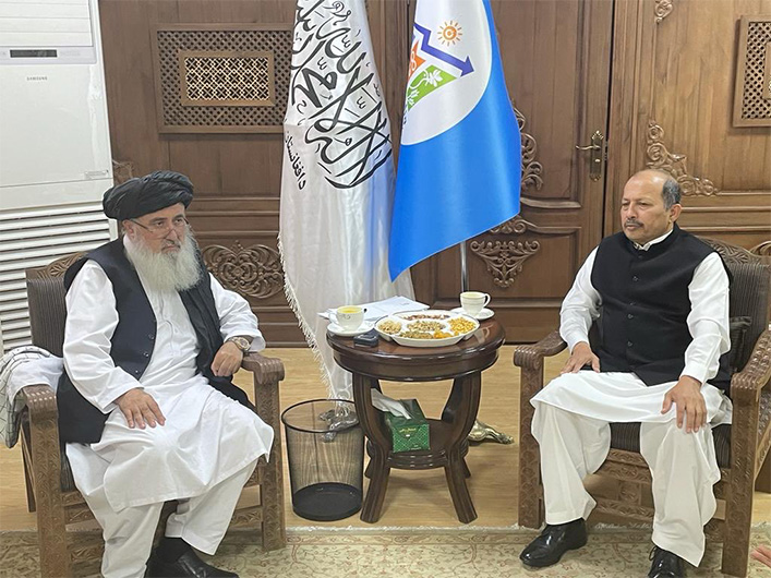 Pakistan’s ambassador to Afghanistan Mansoor Ahmad Khan (r) met Afghan minister of economy Qari Din Mohammad Hanif (L) in Kabul on October 12, 2021. (Mansoor Ahmad Khan twitter)