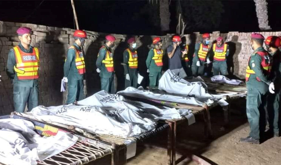 Rescue workers gather near the bodies of the victims, who according to police, were burned alive in rivalry between the two families over the love marriage, in Muzaffargarh, Pakistan October 17, 2021. (REUTERS)