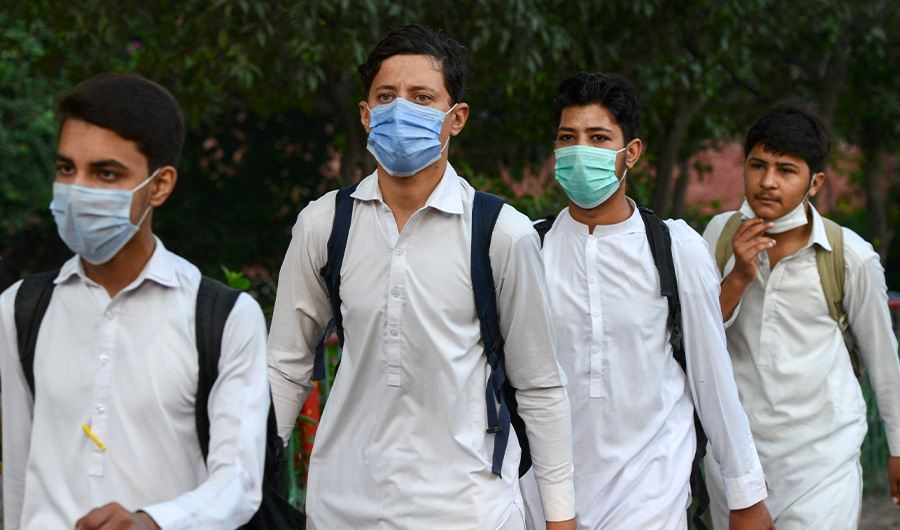 Students wearing facemasks arrive at a school in Peshawar on September 16, 2021. (AFP)