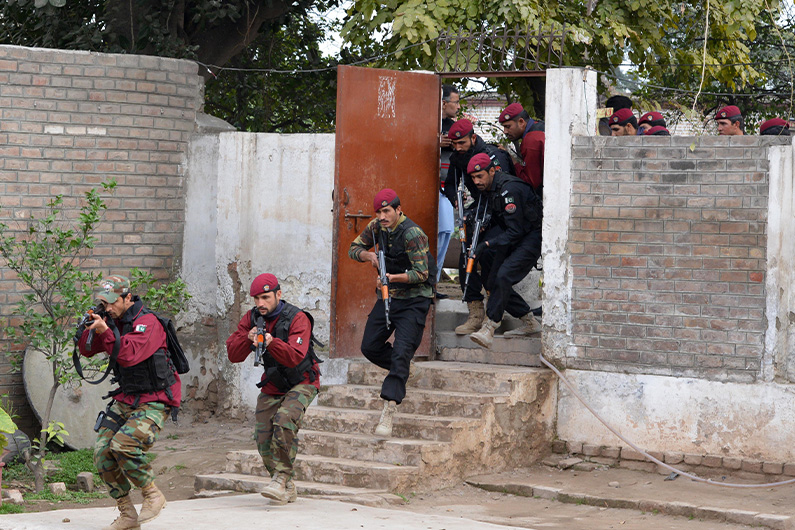 Members of Pakistan Elite Police Force take part in a drill to fight against militants in Peshawar on January 28, 2016. (AFP/ FILE)