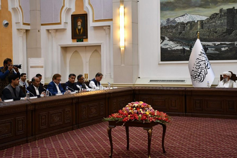 Afghanistan's interim Prime Minister Mullah Hassan Akhund (R) meets Pakistan Foreign Minister Shah Mahmood Qureshi (2nd from R) in Kabul on October 21, 2021. (APP)