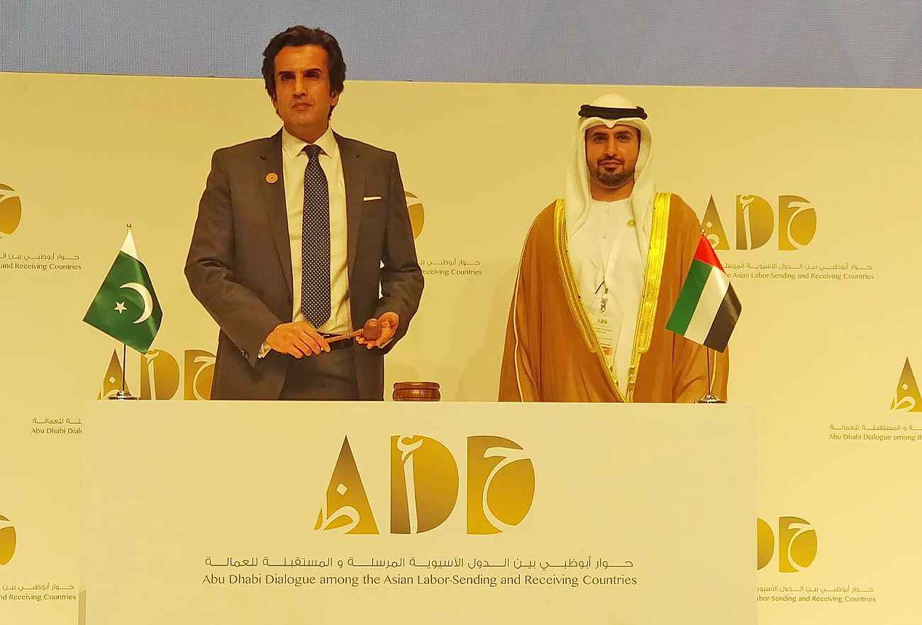 Pakistan's Minister of Industries and Production, Khusro Bakhtyar (left) accepts the chairmanship of Abu Dhabi Dialogue at 6th Ministerial Consultation of ADD in Dubai, UAE, on October 27, 2021. (Photo courtesy: PID)