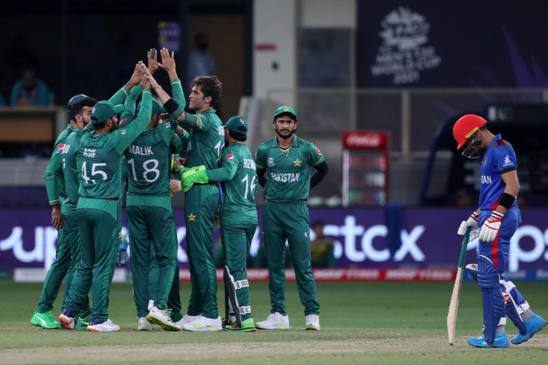 Pakistan's Shaheen Afridi, center without cap, celebrates with teammates the dismissal of Afghanistan's Mohammad Shahzad during the Cricket Twenty20 World Cup match between Pakistan and Afghanistan in Dubai, UAE, Oct. 29, 2021. (AP)