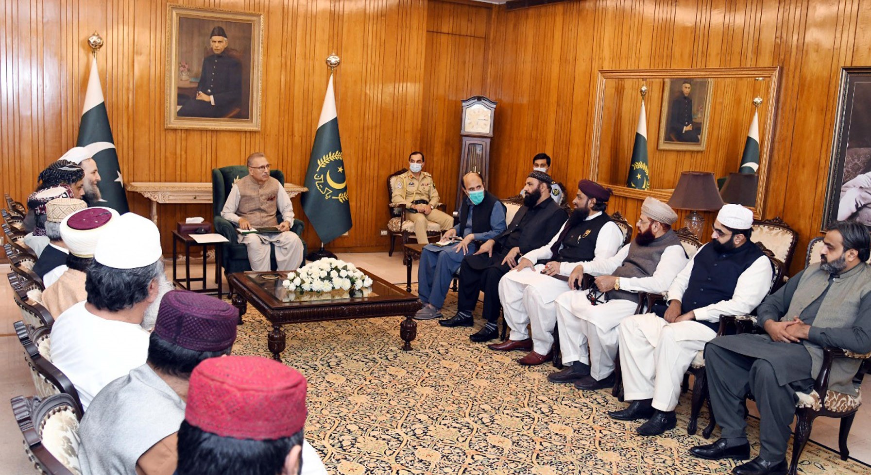 A delegation of Ulema and Mashaikh of Ahl-e-Sunnat-wa-al-Jamaat from different parts of the country called on President Dr Arif Alvi, at Aiwan-e-Sadr, on October 29, 2021. (PID Photo)