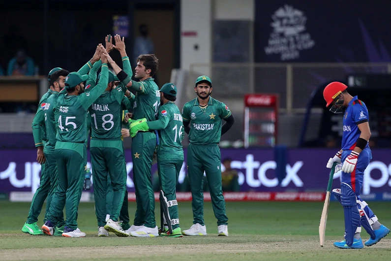 Pakistan's Shaheen Afridi, center without cap, celebrates with teammates the dismissal of Afghanistan's Mohammad Shahzad during the Cricket Twenty20 World Cup match between Pakistan and Afghanistan in Dubai, UAE, Oct. 29, 2021. (AP)