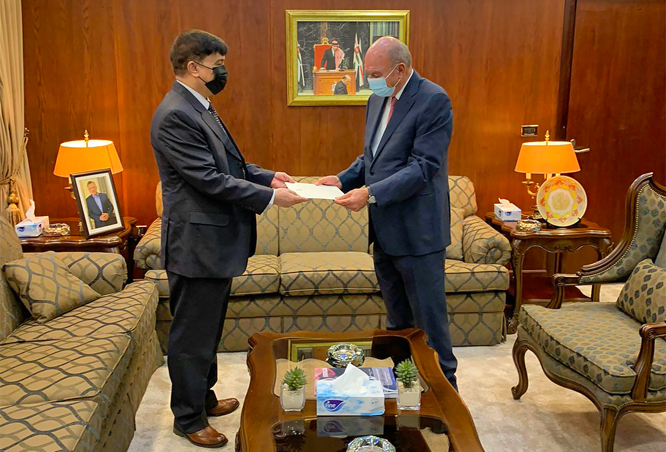 Pakistan's ambassador to Amman, Sajjad Ali Khan (left), meets the President of Jordanian Senate Faisal El-Fayez in Amman, Jordan, on November 4, 2021. (Photo courtesy: @PakinJordan/Twitter)