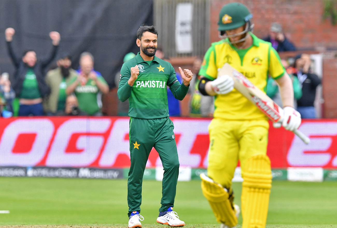 Pakistan's Mohammad Hafeez (L) celebrates after the dismissal of Australia's Steve Smith during the 2019 Cricket World Cup in Taunton, England, on June 12, 2019. (AFP/File)