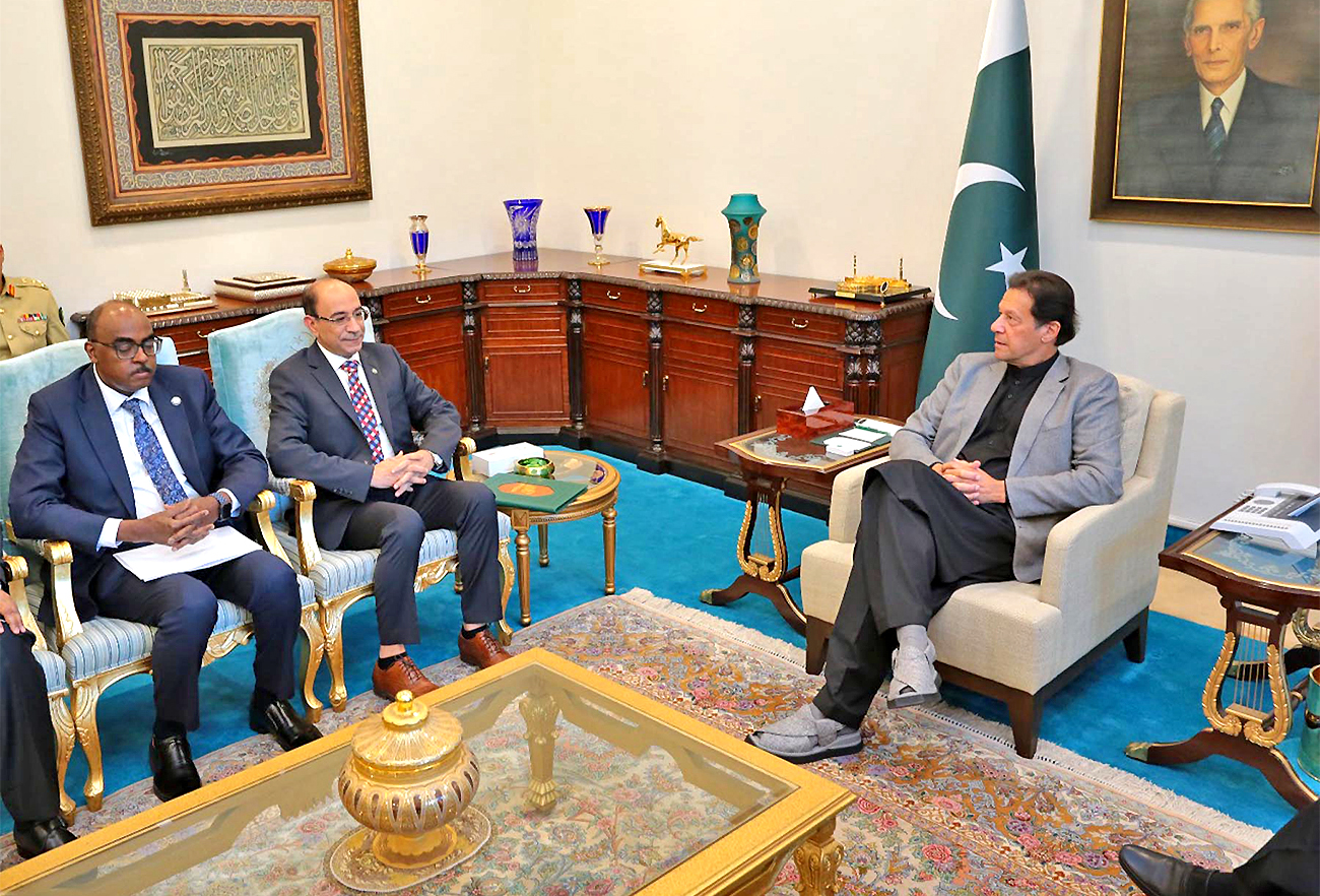 Prime Minister Imran Khan (left) meets Organization of Islamic Cooperation’s special envoy on Jammu and Kashmir, Ambassador Yousef Aldobeay (second left), in Islamabad, Pakistan, on November 8, 2021. (Photo courtesy: PID)