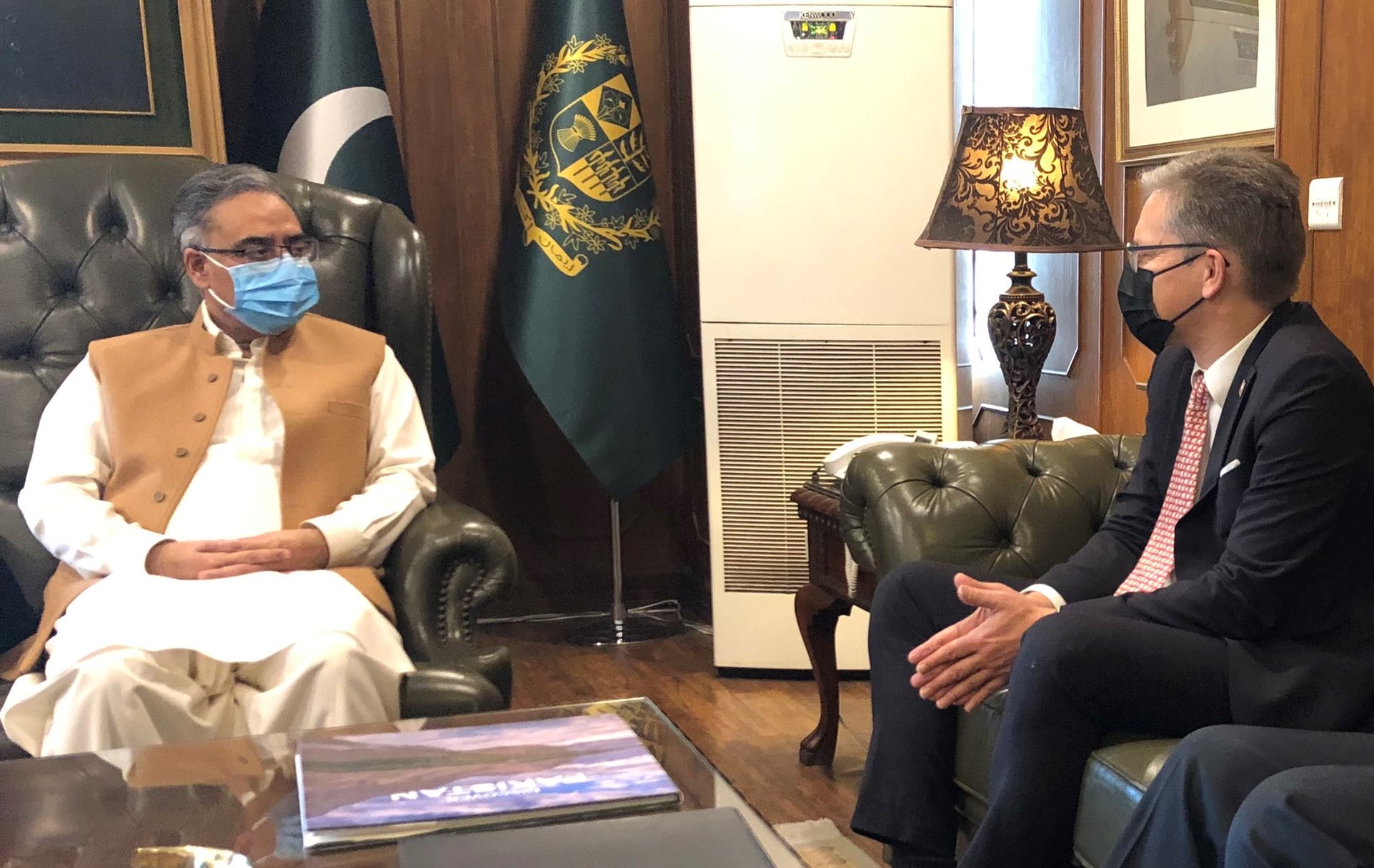 Pakistan Foreign Secretary Sohail Mahmood (L) talking to Ambassador Raphael Nägeli, the Swiss assistant secretary of state for Asia and Pacific in Islamabad, Pakistan, on November 12, 2021. (Photo courtesy: Pakistan Foreign Office)