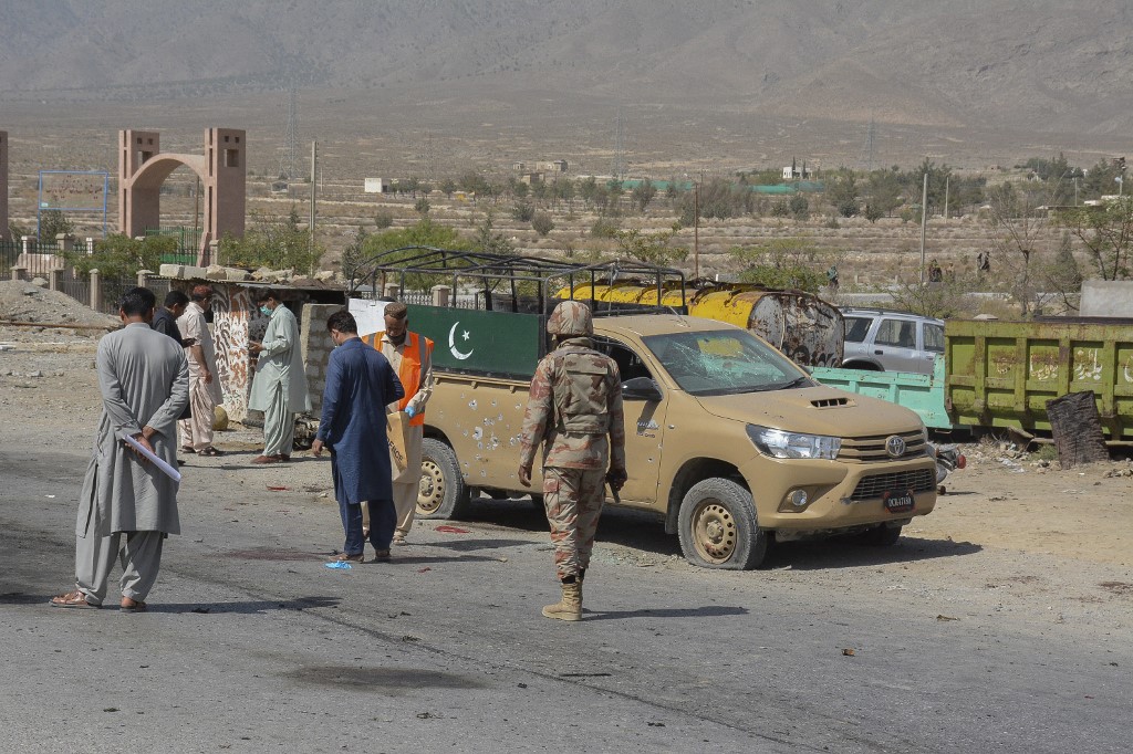 Security personnel examine the site of a blast near a checkpoint in the southwestern city of Quetta, Pakistan on September 5, 2021. (AFP/File)