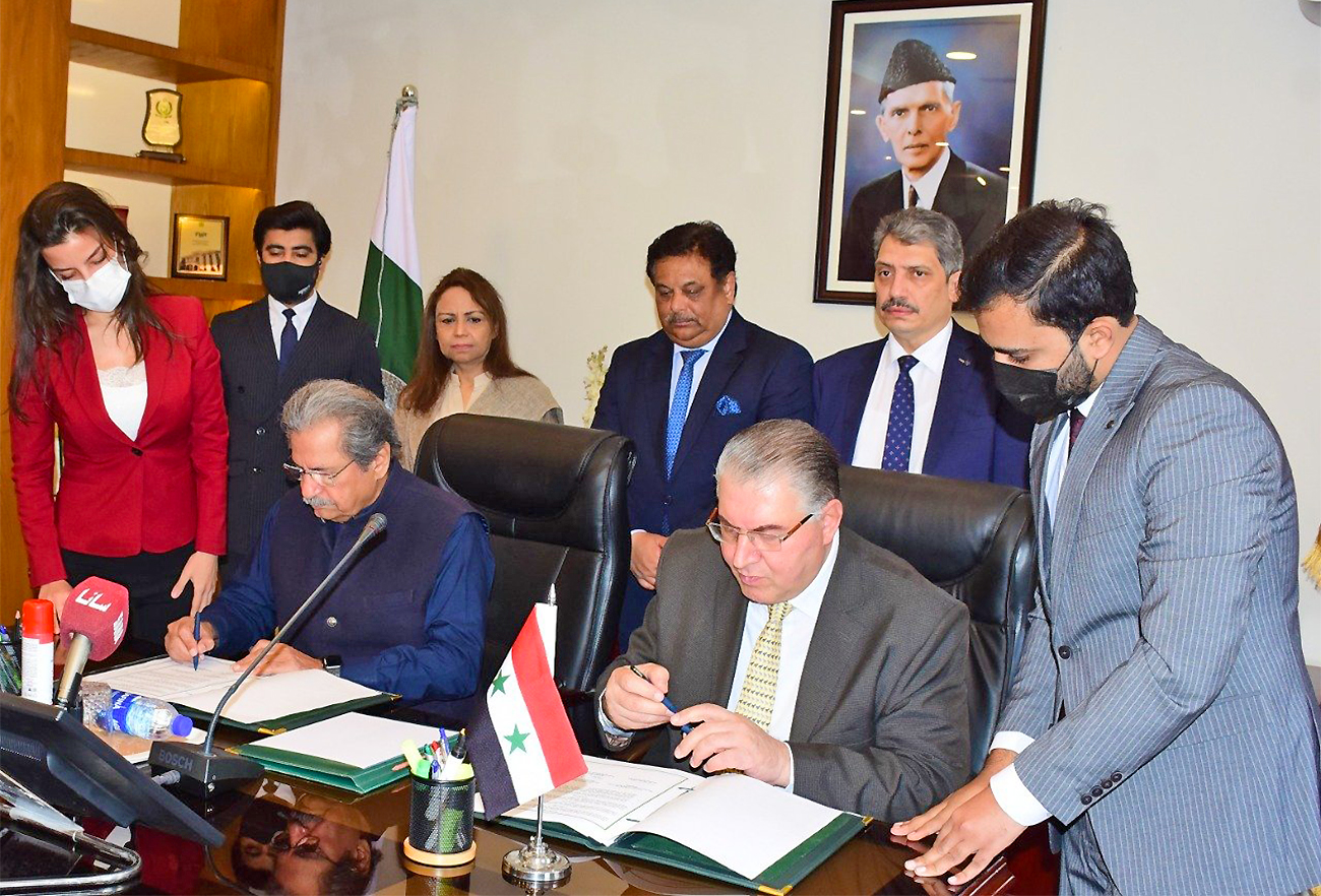 Pakistan's education minister Shafqat Mahmood (left) and his Syrian counterpart, Dr. Darem Tabbaa (right), sign bilateral cooperation agreement in the education sector in Islamabad, Pakistan, on November 22, 2021. (Radio Pakistan)