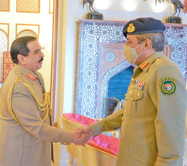 Bahraini King Hamad bin Isa Al-Khalifa (L) welcomes Pakistan’s Chairman of the Joint Chiefs of Staff of Gen. Nadeem Raza (R) in Manama, Bahrain on Nov 25, 2021. (Bahrain News Agency)