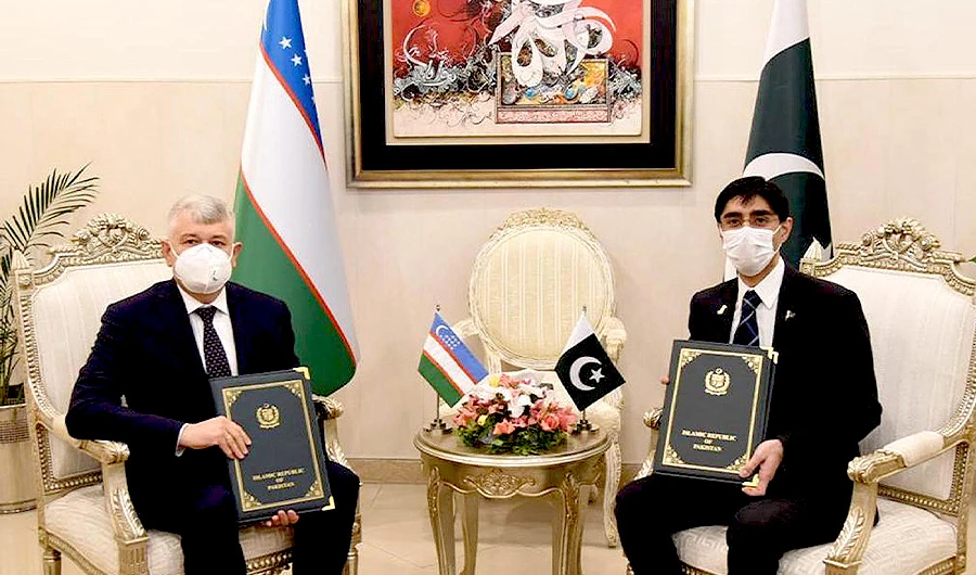Secretary of the Security Council of the Republic of Uzbekistan, Lt. Gen. Victor Makhmudov (L) pictured with Pakistan’s National Security Adviser, Dr. Moeed Yusuf (R) in Islamabad on Nov 2, 2021. (PID)