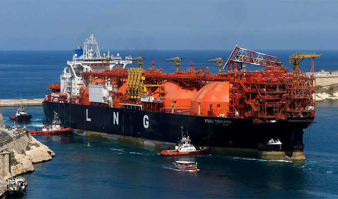 An offshore LNG regasification terminal, the FSRU Toscana, is towed into Valletta's Grand Harbour July 1, 2013. (REUTERS/File)