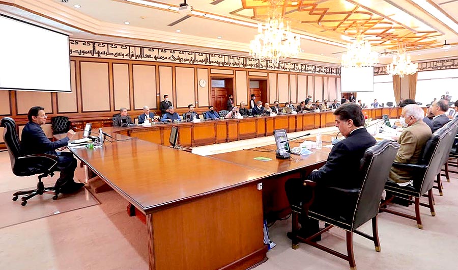 Pakistani Prime Minister Imran Khan (L) chairs federal cabinet meeting in Islamabad on Nov 30, 2021. (PID)