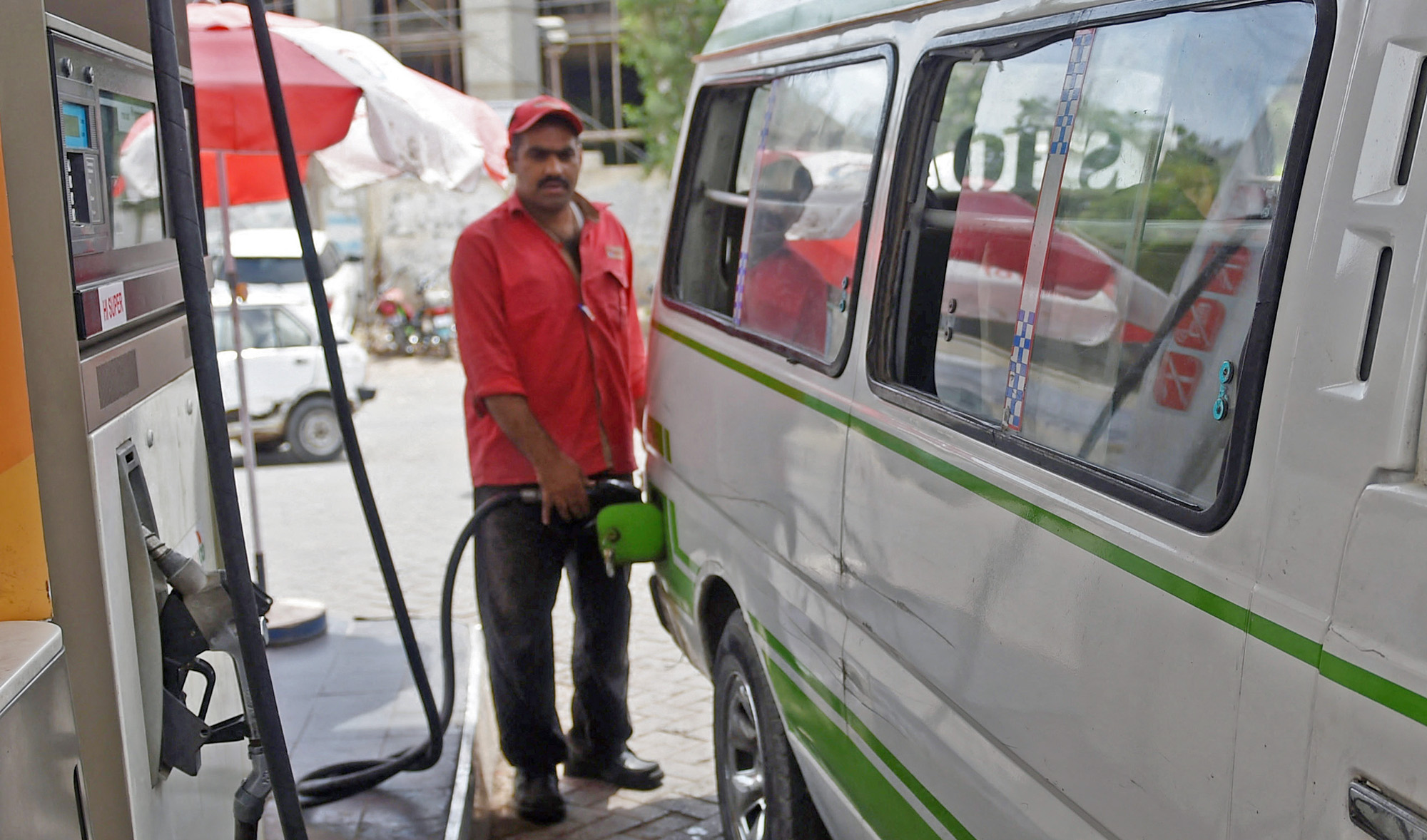 A Pakistani attendant fills a vehicle at a gasoline station in Karachi, Pakistan, on April 18, 2016. (AFP/File)