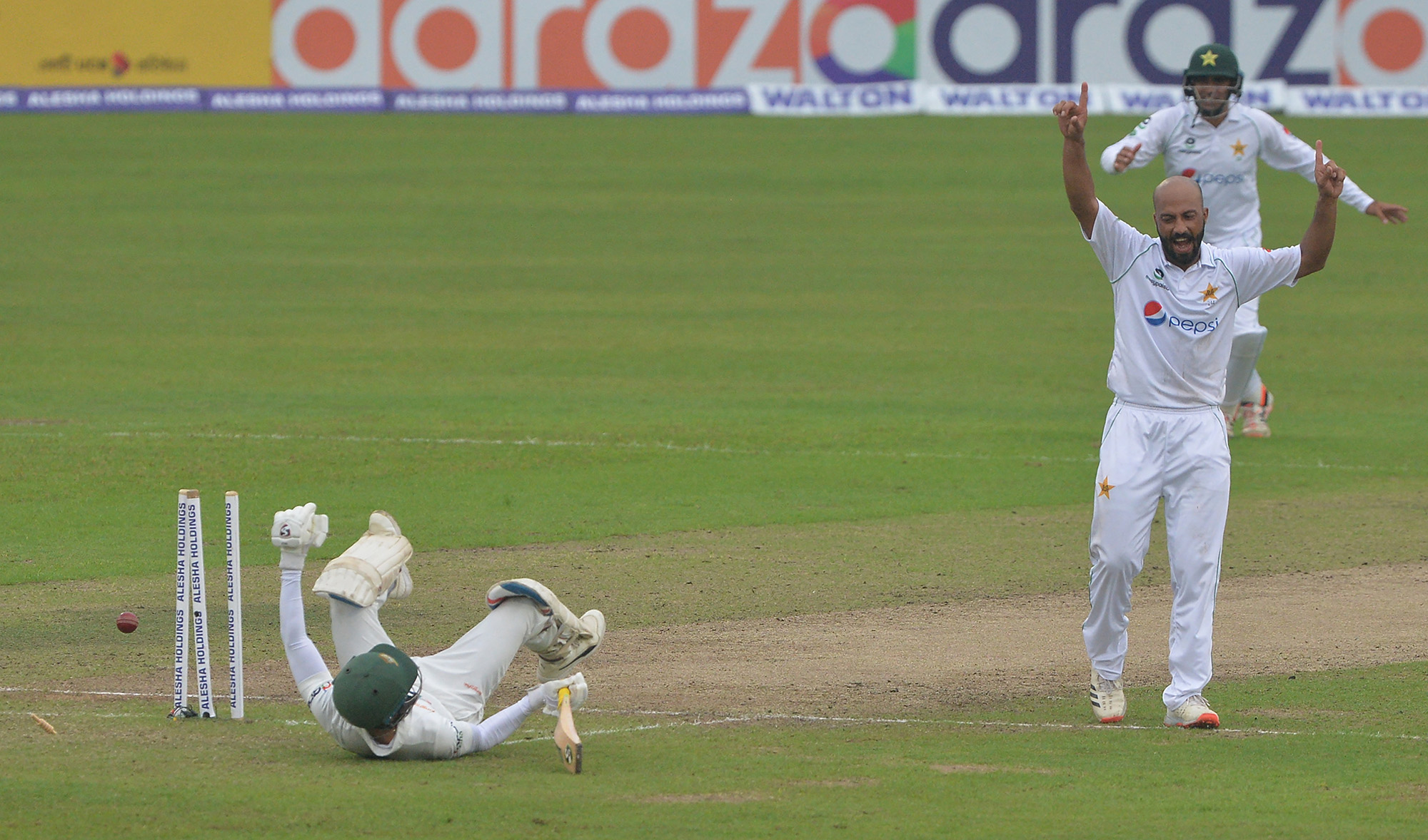 Pakistan's Sajid Khan (front R) celebrates after the dismissal of Bangladesh's captain Mominul Haque during the fourth day of the second Test match at the Sher-e-Bangla National Cricket Stadium in Dhaka on December 7, 2021. (AFP)