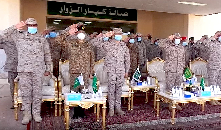 Pakistani and Saudi troops witness a counter-terrorism exercise drill held in King Khalid Military City Hafar Al Batin, Saudi Arabia on Dec 13, 2021. (ISPR)