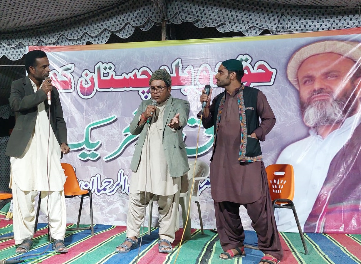 Ahsan Danish (center) performs along with members of his stage troupe at a protest camp in Gwadar, Pakistan, on December 10, 2021. (AN Photo)