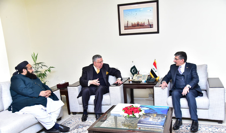 Pakistani PM's aide on religious harmony Tahir Ashrafi (L), Finance Minister Shaukat Tarin (C) meet Iraq's envoy to Pakistan Hamid Abbas Lafta (R) in Islamabad on Dec 14, 2021. (PID)