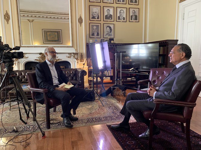 Pakistan’s ambassador to the UN, Munir Akram (R) speaks to Arab News in New York on September 21, 2021. (AN Photo/ FILE)