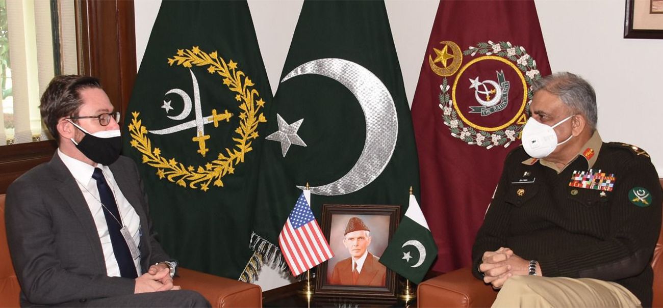 US Special Representative for Afghanistan, Thomas West (left) meets Pakistan's Chief of Army Staff, General Qamar Javed Bajwa, in Rawalpindi, Pakistan, on December 20, 2021. (ISPR)