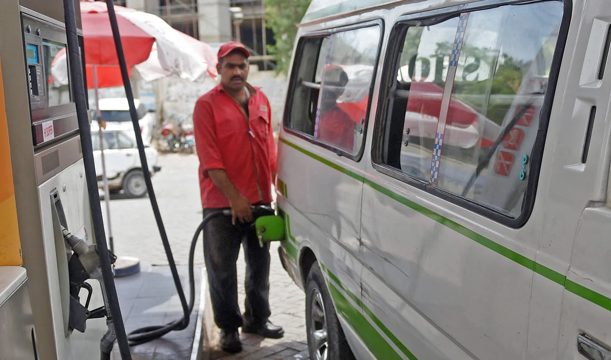A Pakistani attendant fills a vehicle at a gasoline station in Karachi, Pakistan, on April 18, 2016. (AFP/File)