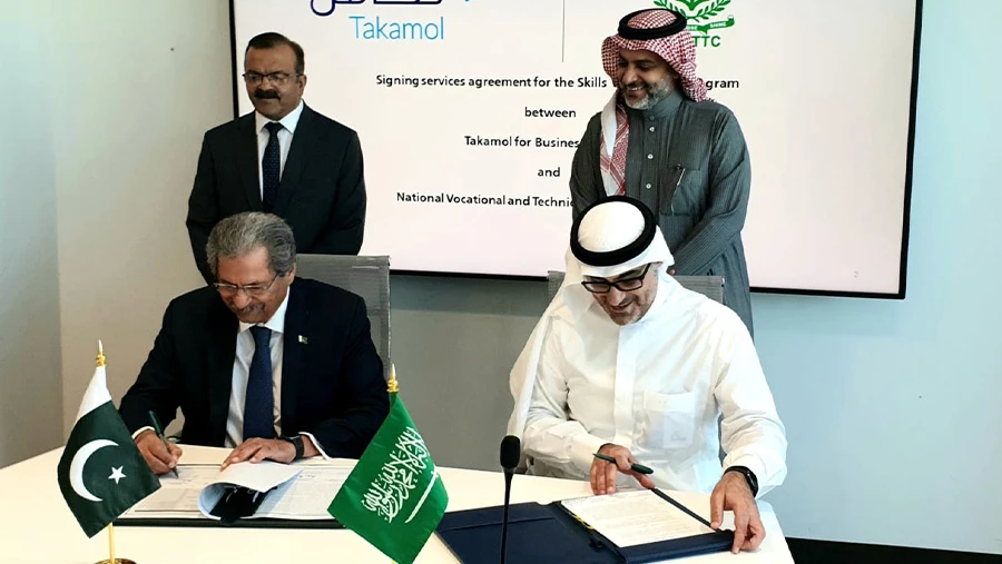 Pakistan's Education Minister Shafqat Mahmood (L) signs an agreement for Skills Verification Program with CEO of Takamol Dr. Ahmed Abdul Jabbar Yamani (R) in Riyadh on Dec 5, 2021. (Courtesy: Pakistan embassy Riyadh)
