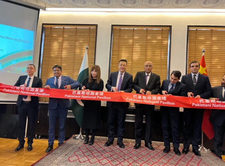 Pakistan's ambassador to China Moin ul Haq (4th from R) inaugurates Pakistan pavilion at China’s largest online retailer JD.com in Beijing on Dec 25, 2021. (Photo courtesy: Chinese media)