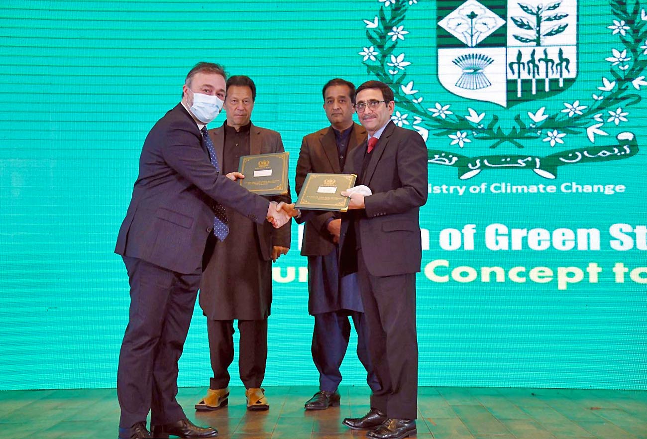 Pakistan's Prime Minister Imran Khan (second left) witnesses the agreement signing of “Green Stimulus – Turning Concept into Reality” program with the World Bank in Islamabad, Pakistan, on January 4, 2022. (PID)