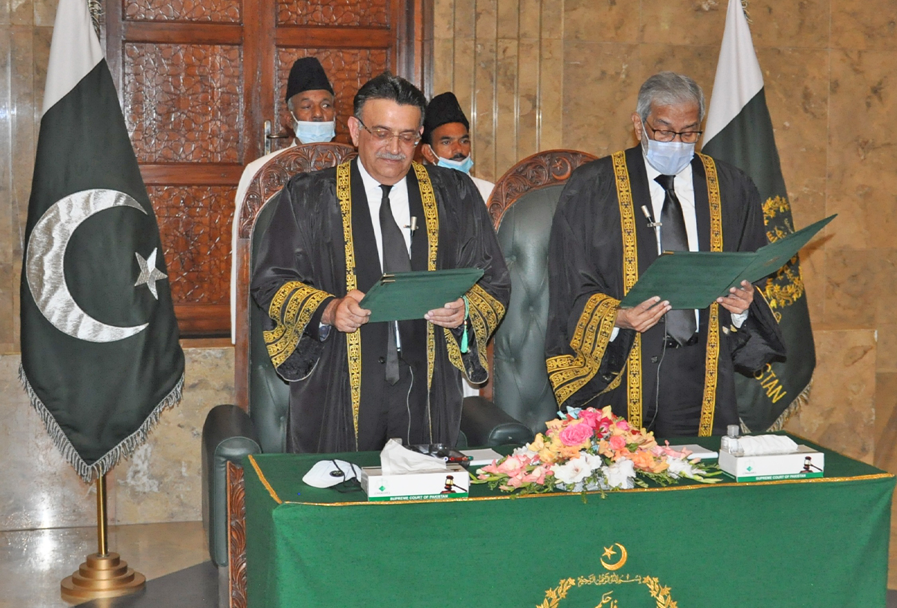 Justice Justice Umar Ata Bandial (left) takes oath as Acting Chief Justice of Pakistan in Supreme Court of Pakistan, Islamabad, Pakistan, on August 14, 2021. (Supreme Court of Pakistan)