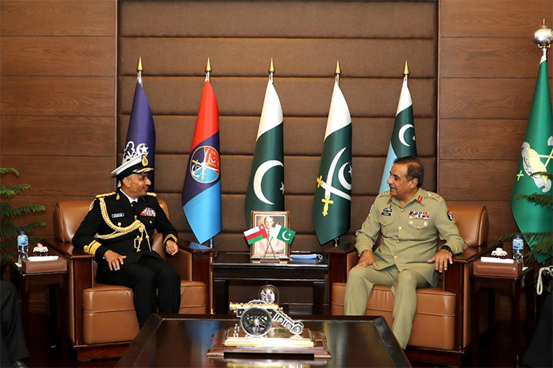 Commander Royal Navy of Oman Rear Admiral Saif bin Nasser bin Mohsen Al-Rahbi meets Pakistan’s Chairman Joint Chiefs of Staff Committee General Nadeem Raza in Rawalpindi, Pakistan, on Jan 18, 2022. (ISPR)