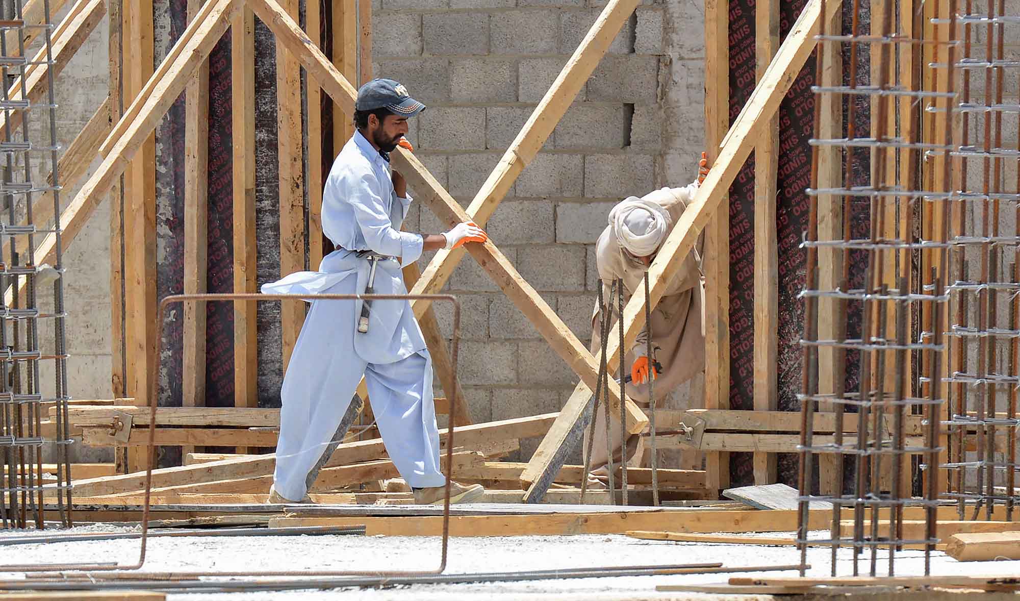 Pakistanio labourers work at a construction site in the Saudi capital Riyadh on June 6, 2020. (AFP/File)