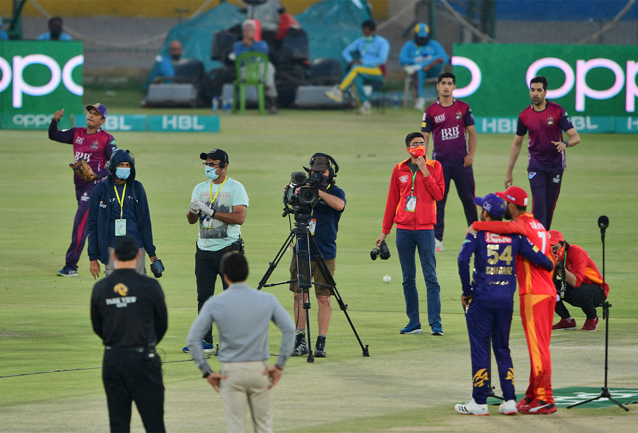 Captain's of Islamabad United and Quetta Gladiators (R) poses before the toss for the Pakistan Super League (PSL) T20 cricket match between Islamabad United and Quetta Gladiators in Karachi, Pakistan, on March 2, 2021. (AFP/File)