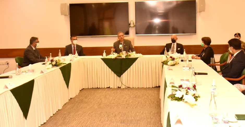 Pakistan's President Dr. Arif Alvi chairing a meeting with the senior management of Agha Khan University in Karachi, Pakistan, on January 22, 2022. (PID Photo)