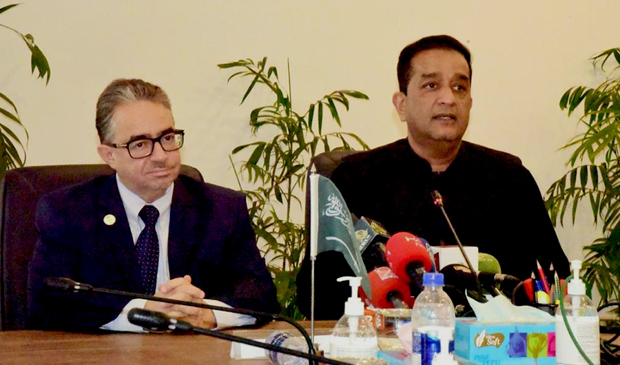 Prime Minister Imran Khan's special aide on climate change Malik Amin Aslam (R) and Dr. Khalid bin Abdullah Al-Abdulqadir, CEO of the Saudi National Center for Vegetation Cover (L) addressing a press conference in Islamabad on Jan 25, 2022. (PID)