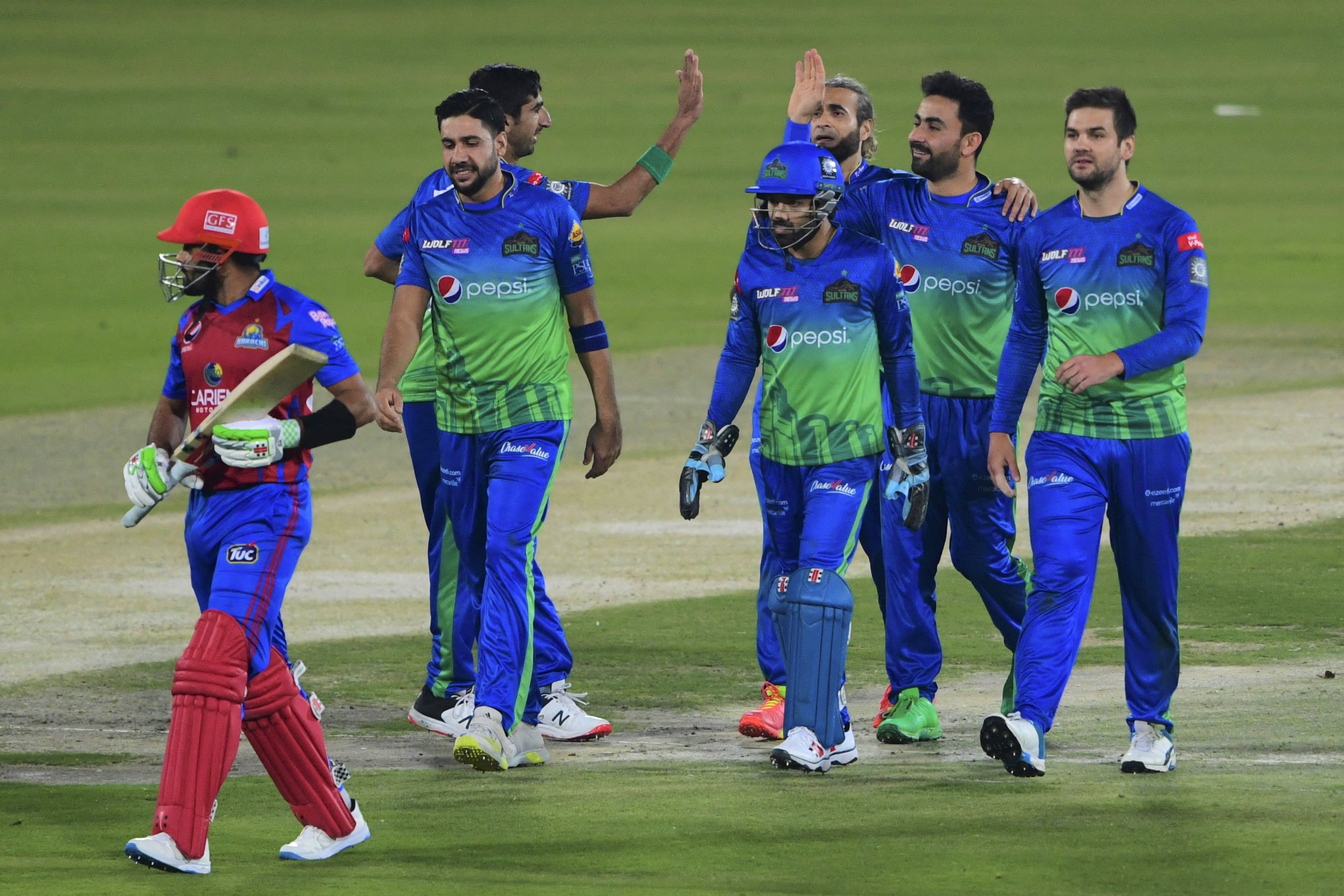 Multan Sultans' players celebrate after the dismissal of Karachi Kings' captain Babar Azam (L) during the Pakistan Super League (PSL) Twenty20 cricket match between Karachi Kings and Multan Sultans at the National Cricket Stadium in Karachi on January 27, 2022. (AFP)