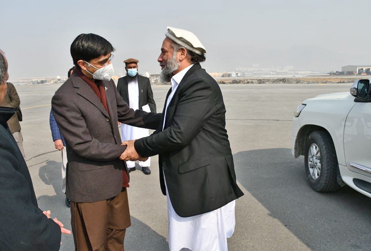Pakistan's National Security Advisor, Moeed Yusuf (left) meets Afghanistan's acting Minister of Commerce and Industry, Nooruddin Azizi (right), in Kabul, Afghanistan, on January 29, 2022. (PID)