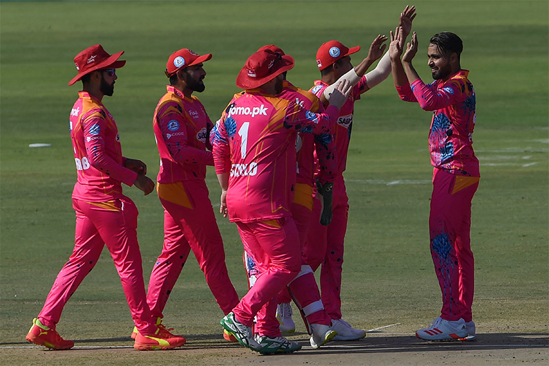 Islamabad United's players celebrates after the dismissal of Peshawar Zalmi's Yasir Khan (not-pictured) during the Pakistan Super League (PSL) Twenty20 cricket in Karachi on January 30, 2022. (AFP)