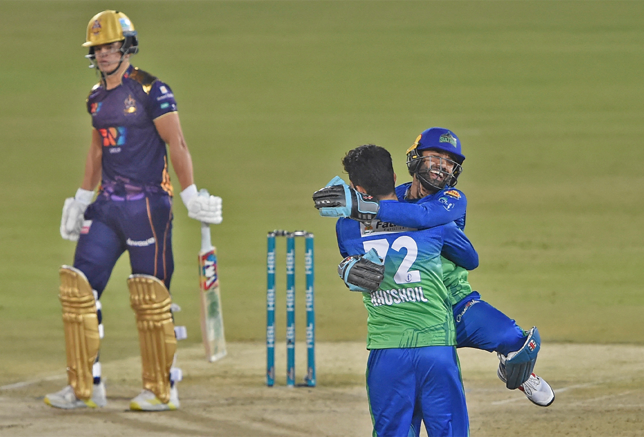 Multan Sultans' players celebrate the wicket of Quetta Gladiators' Will Smeed (L) during the PSL T20 cricket match between Multan Sultan and Quetta Gladiators in Karachi on January 31, 2022. (AFP)
