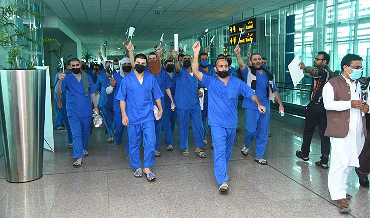 Pakistani prisoners released from Saudi Arabia celebrate their release as they arrive at Islamabad airport on July 20, 2021. (PID/File)