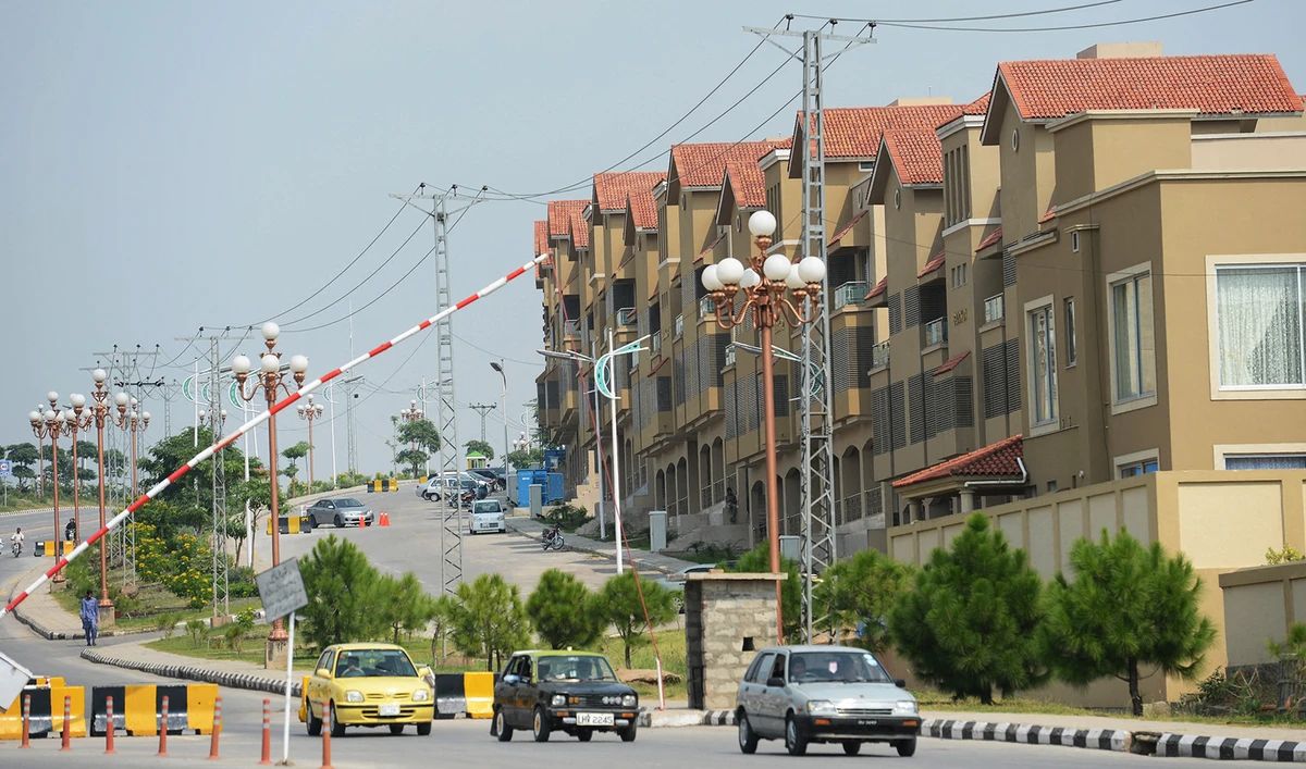 Motorists drive past residential buildings in Rawalpindi, Pakistan on October 2, 2013. (AFP/File)