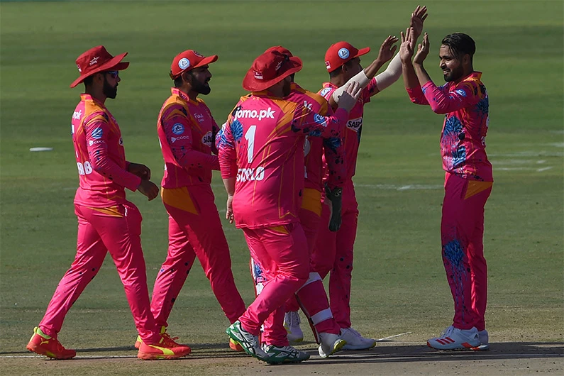 Islamabad United's players celebrates after the dismissal of Peshawar Zalmi's Yasir Khan (not-pictured) during the Pakistan Super League (PSL) Twenty20 cricket in Karachi on January 30, 2022. (AFP)