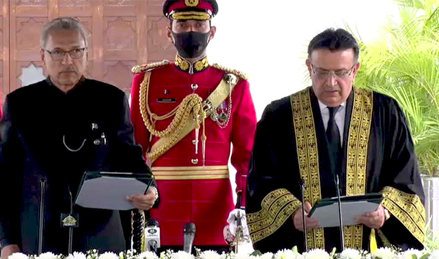 Pakistani President Arif Alvi (L) administers oath to Justice Umar Ata Bandial (R) as chief justice of the Supreme Court of Pakistan in Islamabad on Feb 2, 2022. (Screengrab from state-run media APP)
