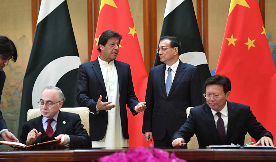 Pakistan's Prime Minister Imran Khan (centre L) speaks with China's Premier Li Keqiang (centre R) during a signing ceremony between the two countries at the Diaoyutai State Guesthouse in Beijing on April 28, 2019. (AFP/FILE)