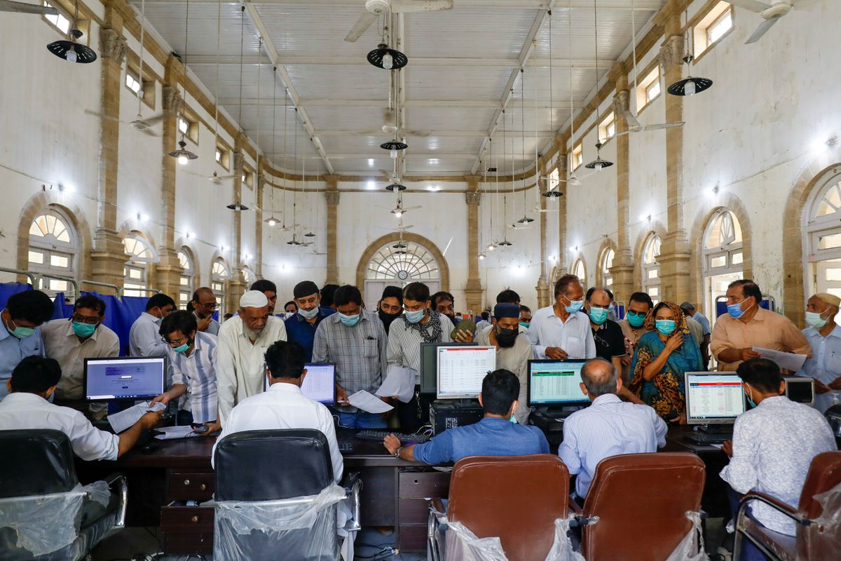 People gather to get their coronavirus disease (COVID-19) vaccine doses, at a vaccination center in Karachi, Pakistan April 28, 2021. (REUTERS)