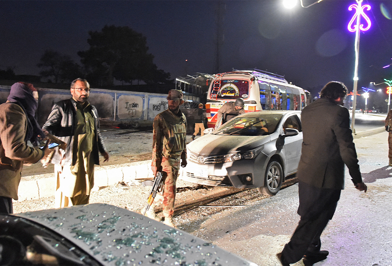 Pakistani security officials gather around a damaged police bus and truck at the site of suicide bomb attack in Quetta, Pakistan, on January 9, 2018. (AFP/File)